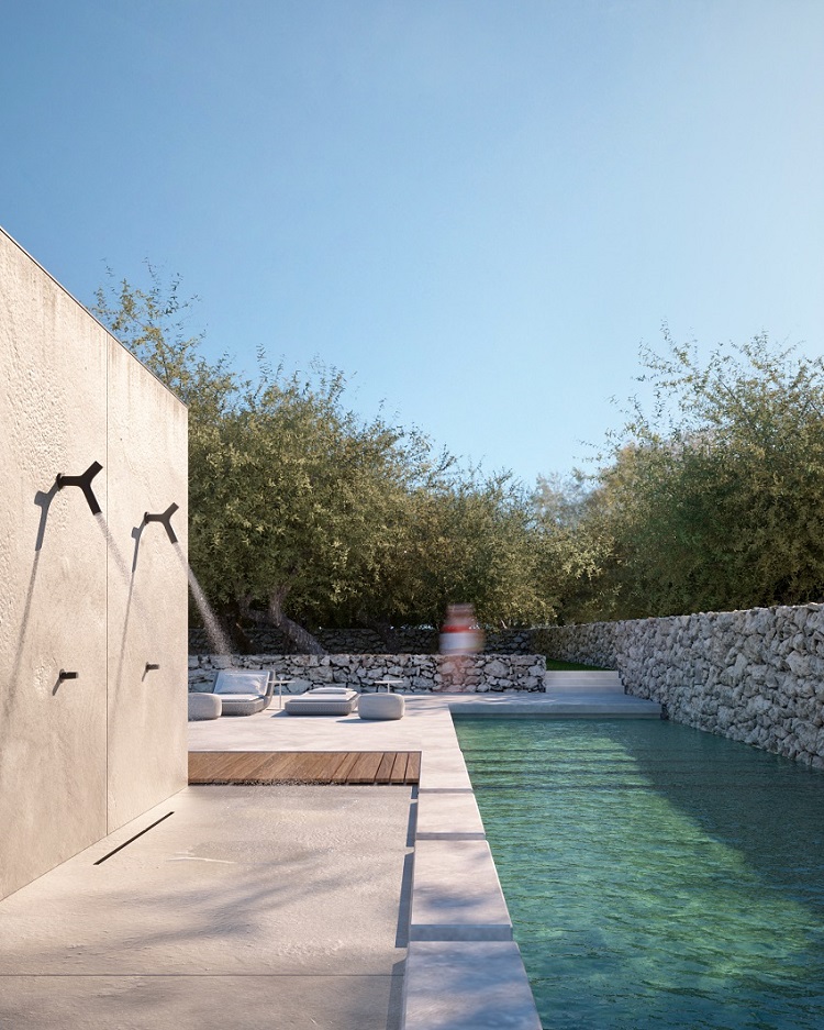 Doccia esterna davanti alla piscina tra gli ulivi in Puglia