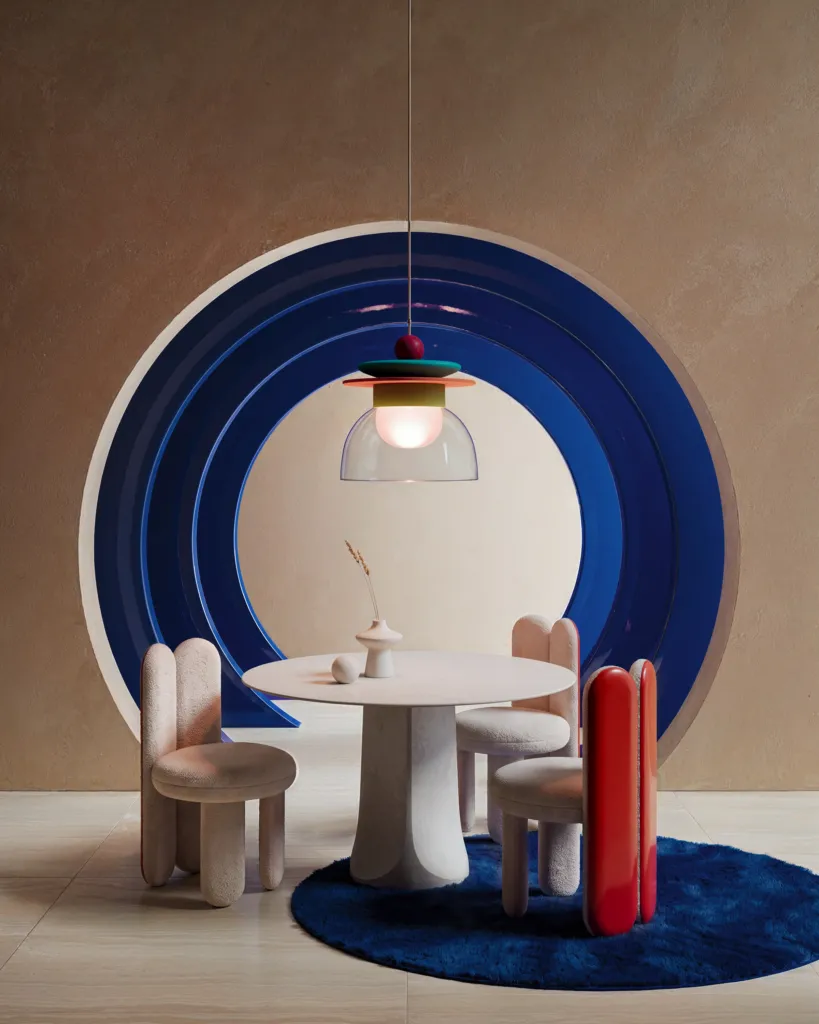 Sala da pranzo con tavolo rotondo, sedie in bouclé e lampada a sospensione colorata davanti a un grande arco circolare blu