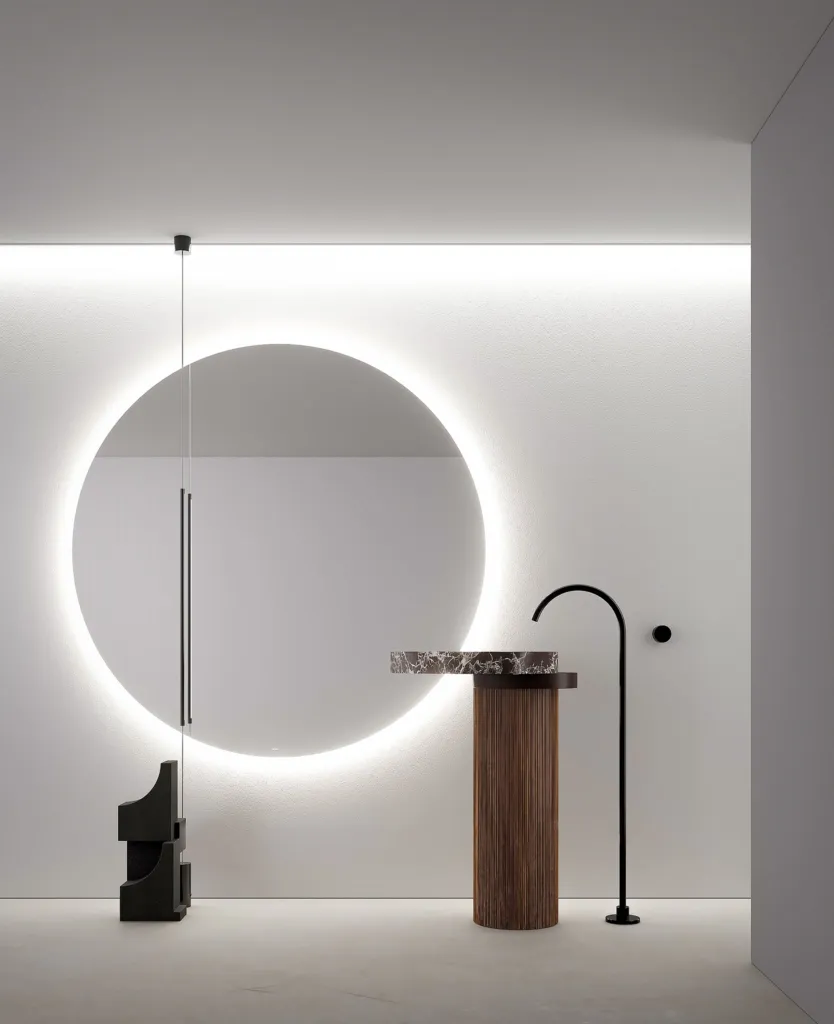Render di un bagno Falper con lavabo freestanding in legno, specchio tondo retroilluminato e rubinetto nero