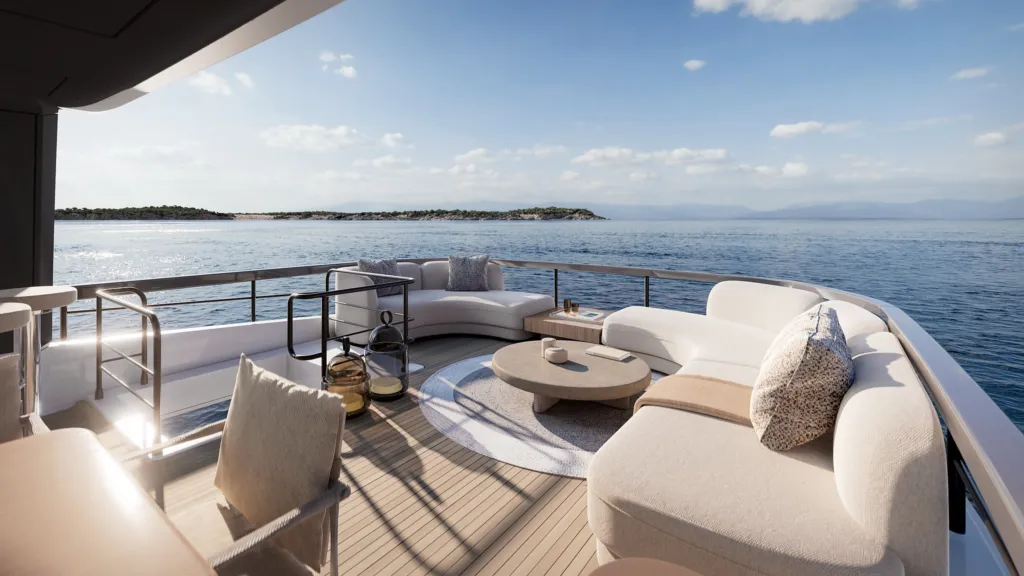 Flybridge dell'Azimut Fly 82 con divani bianchi, tavolini e vista sul mare
