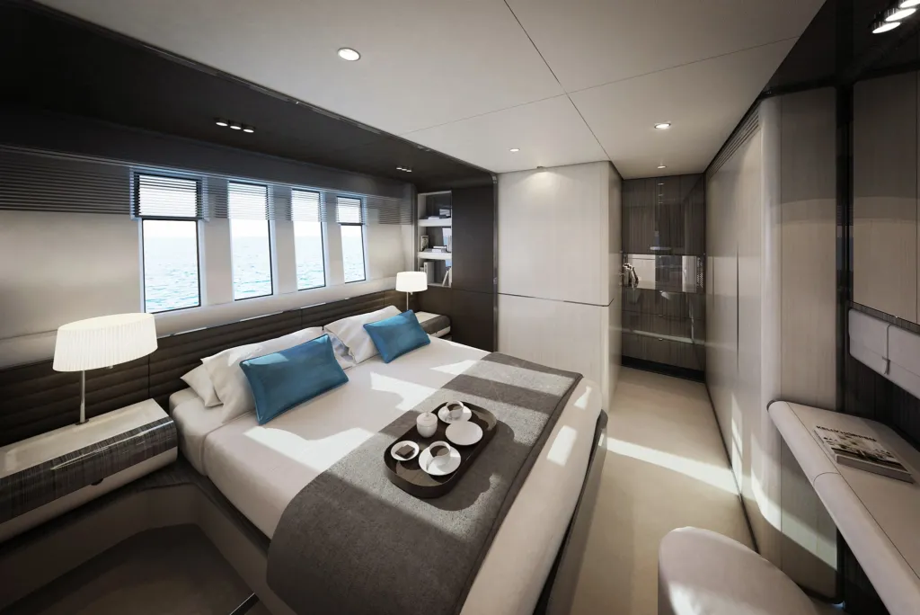 Cabina armatoriale dell'Azimut Grande 35M con letto matrimoniale e cuscini azzurri