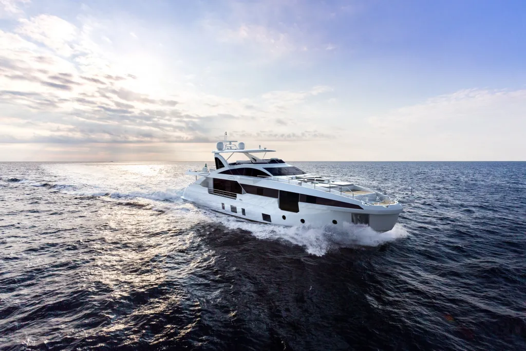 Yacht Azimut Grande 35M in navigazione su mare increspato