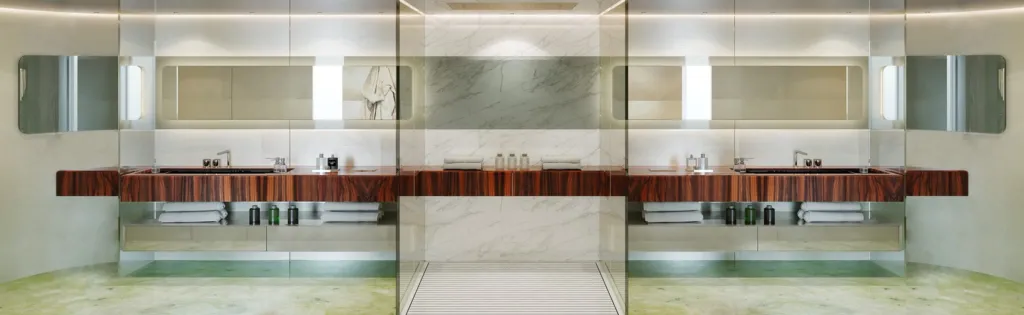 Bagno del Benetti B.Now con doppio lavabo in legno scuro e specchio continuo