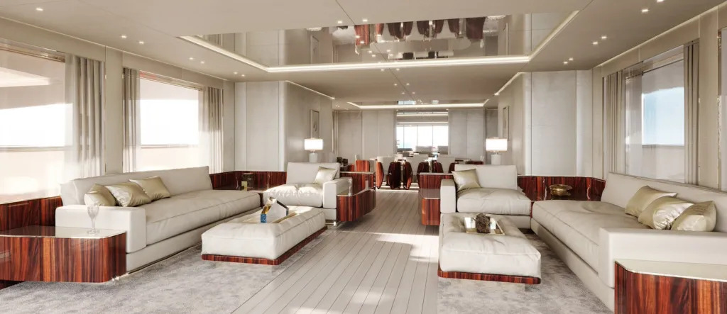 Salone del Benetti B.Now con divani chiari, tavolini in legno scuro e zona pranzo sullo sfondo