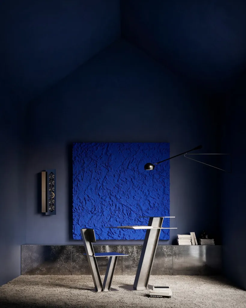 Blu Klein, ambiente monocromatico blu oltremare con scrivania e sedia in metallo
