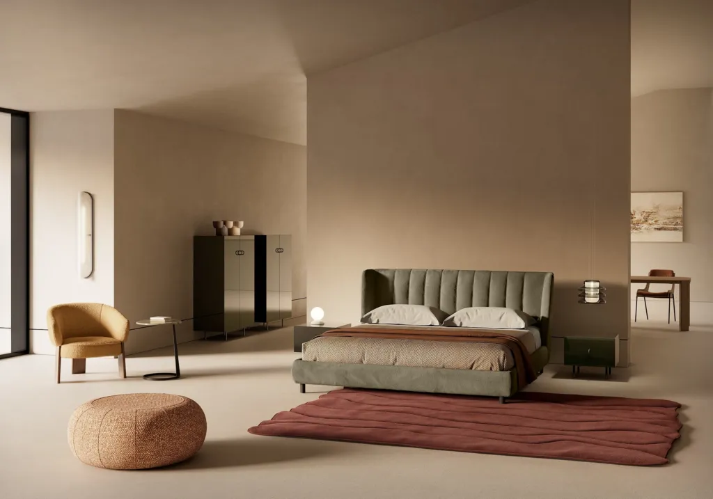 Render di una camera da letto Nube con letto imbottito verde salvia, tappeto rosso e poltroncina