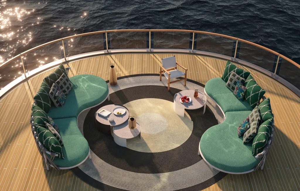 Divani curvi Cassina verde acqua sul ponte di prua di uno yacht, vista dall'alto