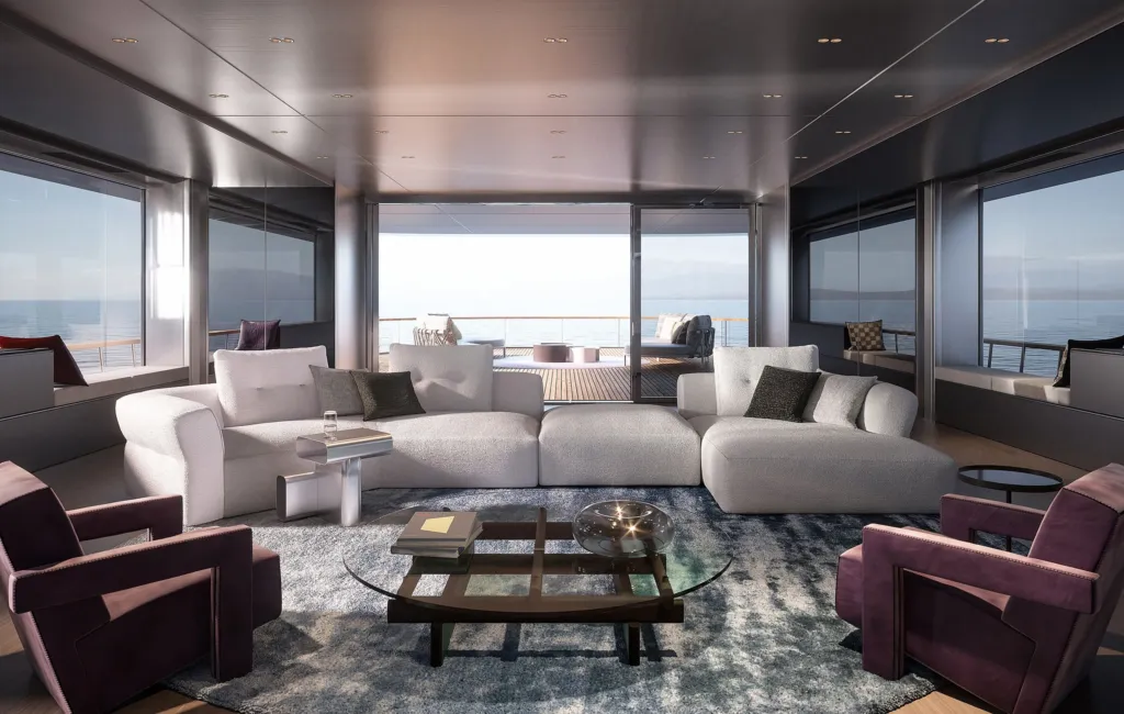 Salone di uno yacht con divano bianco, poltrone viola Cassina e tavolino in vetro