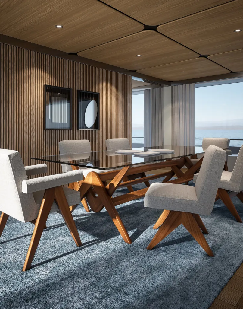 Sala da pranzo di uno yacht con tavolo e sedie in legno Cassina e boiserie a listelli