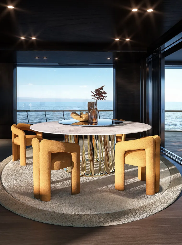 Tavolo rotondo in marmo con sedie Cassina in legno a bordo di uno yacht, vista mare