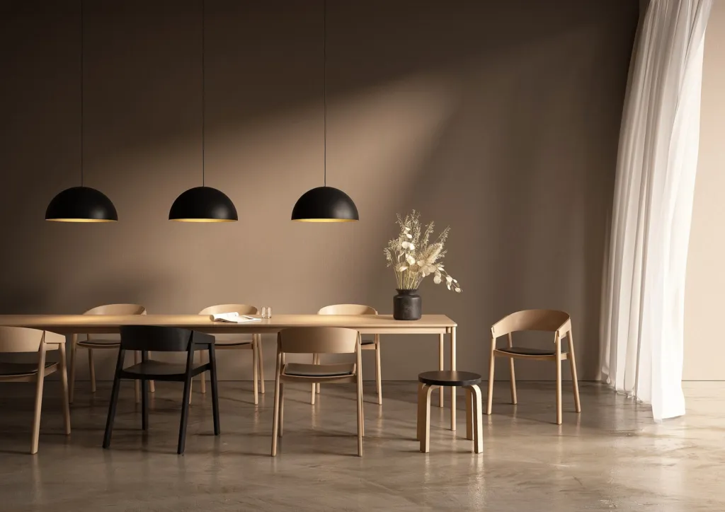 Sala da pranzo con tre sospensioni Flip di Cini&Nils sopra un lungo tavolo in legno