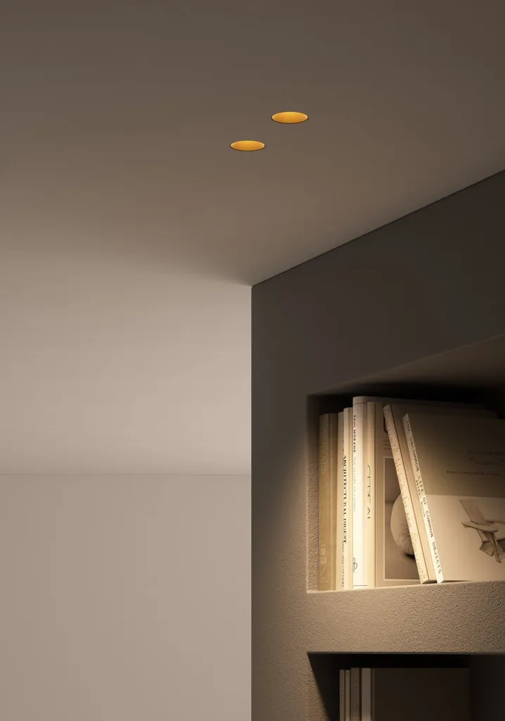 Faretti da incasso Meno di Cini&Nils nel soffitto di un corridoio con libreria