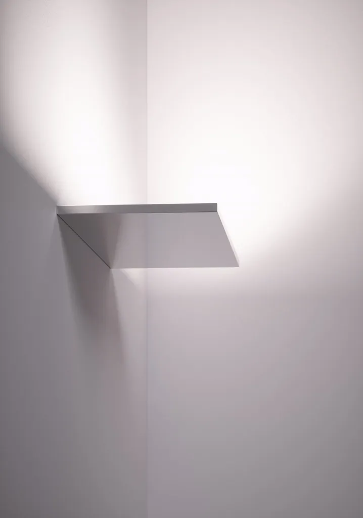 Dettaglio dell'applique Sottile di Cini&Nils con luce diffusa sulla parete