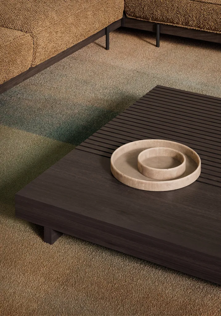 Tavolino basso in legno scuro con ciotole in ceramica