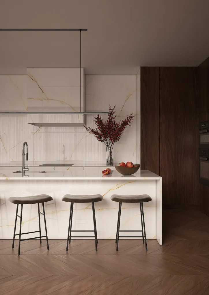 Cucina con isola in Laminam Cristallo Gold e boiserie in legno scuro