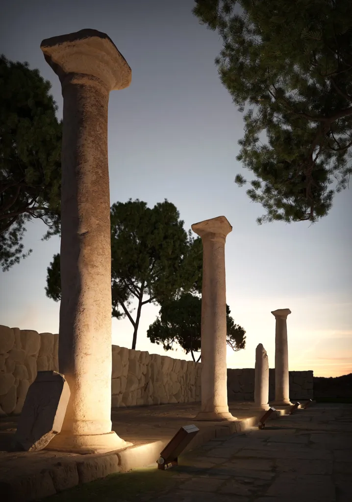 Proiettori Delta TG2 di Lombardo che illuminano colonne antiche al tramonto