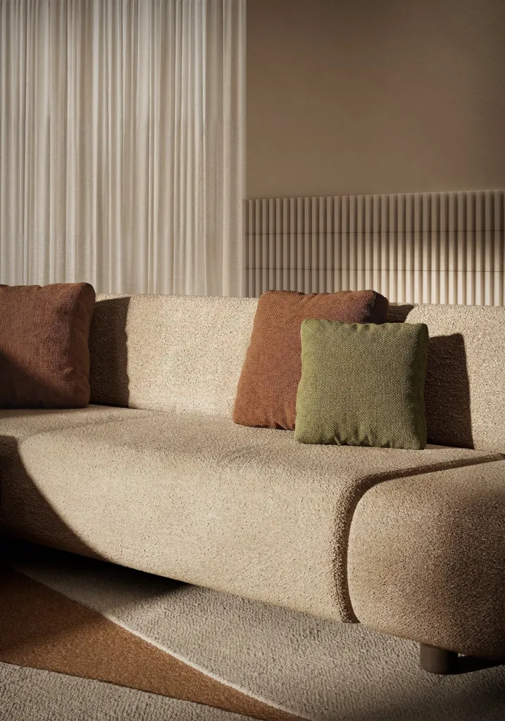 Dettaglio del divano in bouclé sabbia con cuscini terracotta e verde