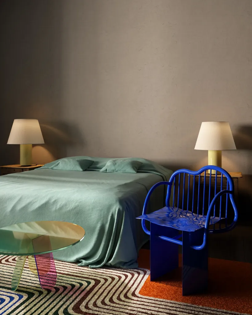 Eclectique, camera da letto con piumone verde acqua, sedia blu scultorea e lampade da tavolo