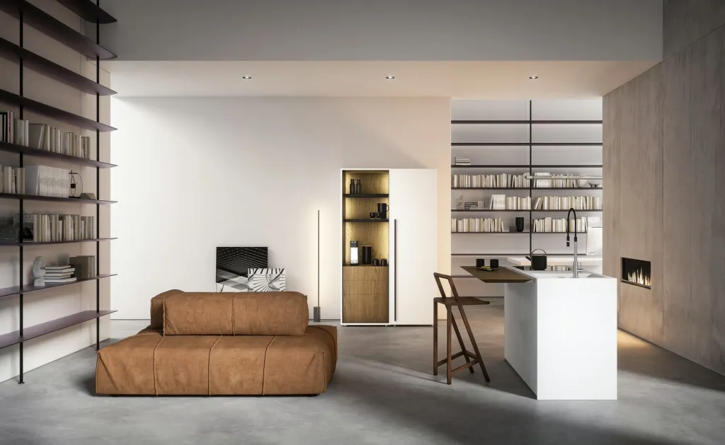 Living open space con cucina compatta Falper e libreria in metallo