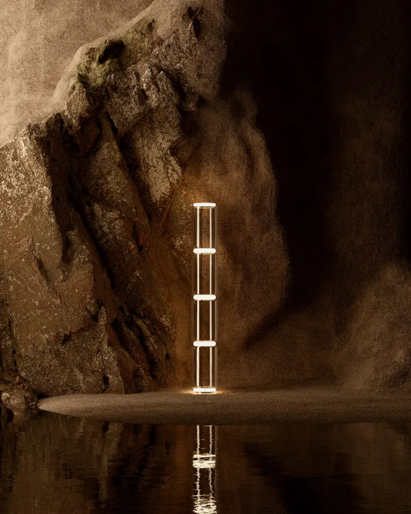 Flos, lampada a colonna luminosa in una grotta riflessa nell'acqua