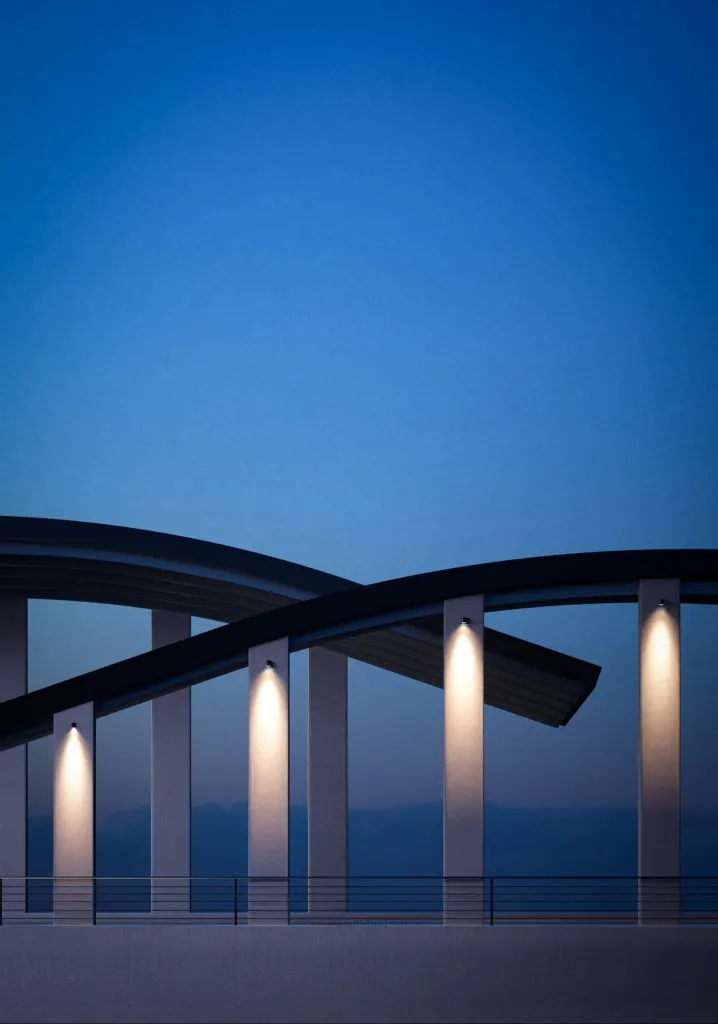 Apparecchi Focus di Lombardo che illuminano le arcate di un ponte al crepuscolo
