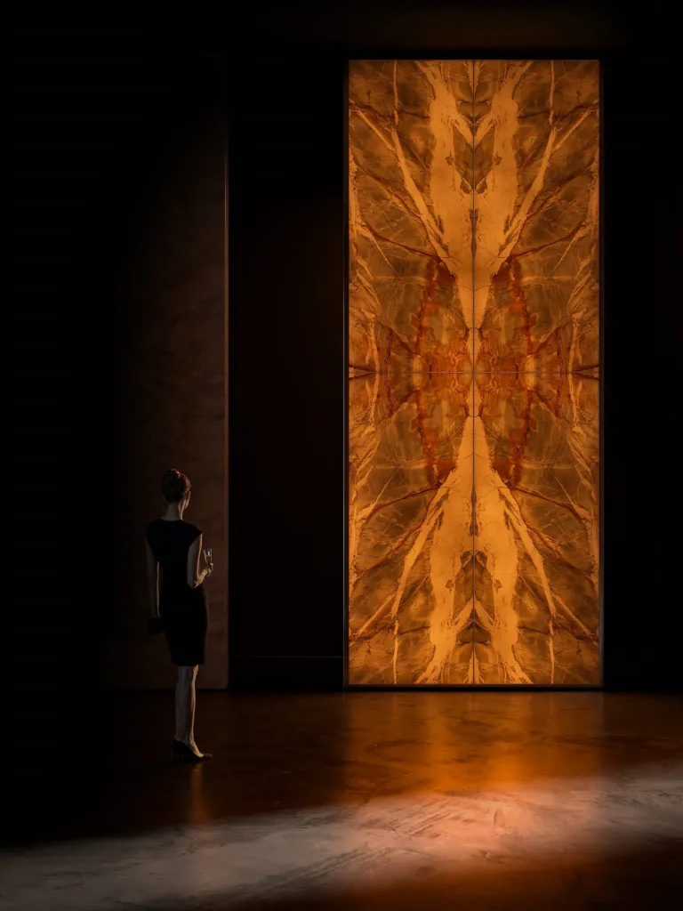 Grande lastra retroilluminata Moonlight di Iris Ceramica Group in un ambiente buio