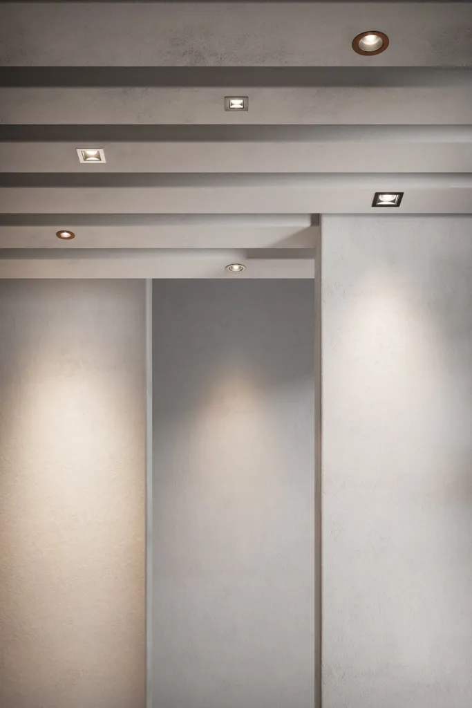 Faretti da incasso a soffitto Altopiano di Luce&Light su soffitto in cemento a lamelle