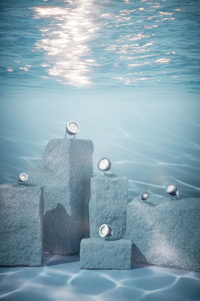 Faretti subacquei Moby di Luce&Light su blocchi di pietra sott'acqua
