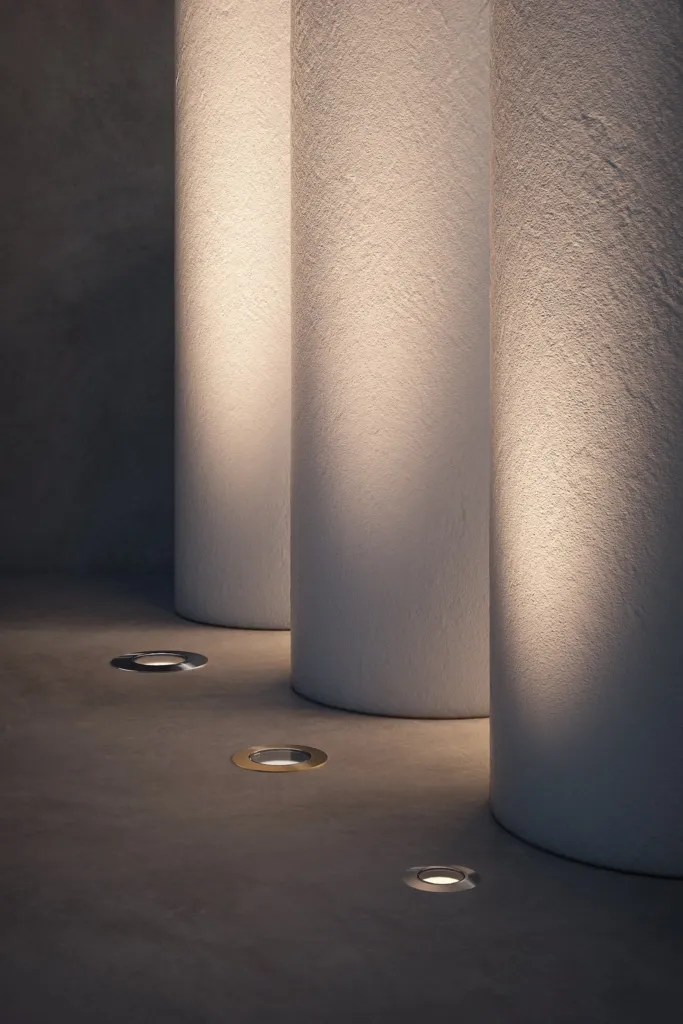 Faretti da incasso a pavimento Smoothy di Luce&Light che illuminano colonne in pietra