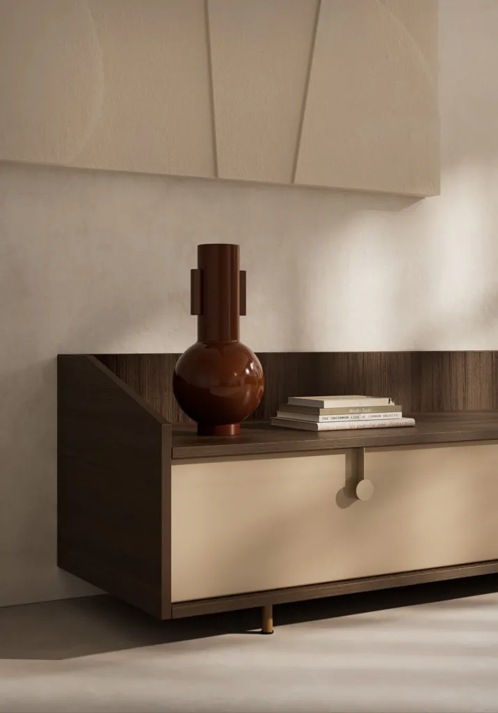 Madia in legno scuro con ante chiare e vaso rosso scuro