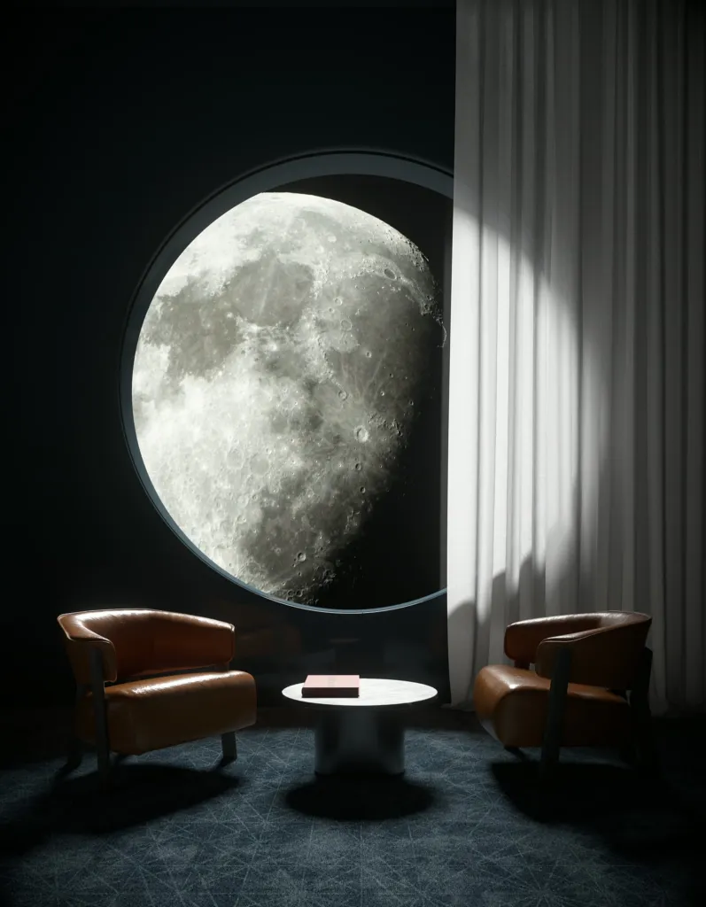 Moon, due poltrone e un tavolino davanti a una grande luna piena in un interno buio