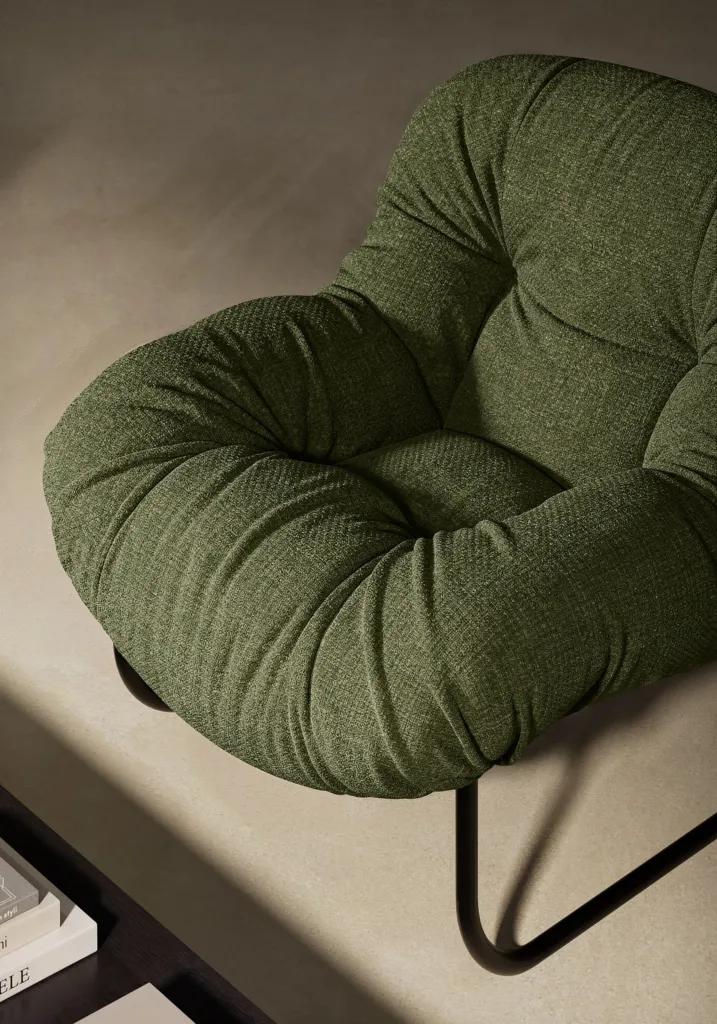 Poltrona imbottita in tessuto verde con base a slitta in metallo nero