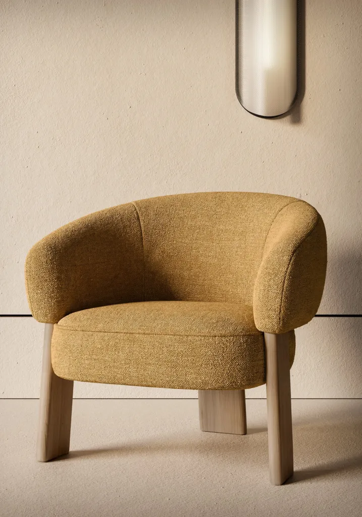 Poltroncina avvolgente in bouclé ocra con gambe in legno