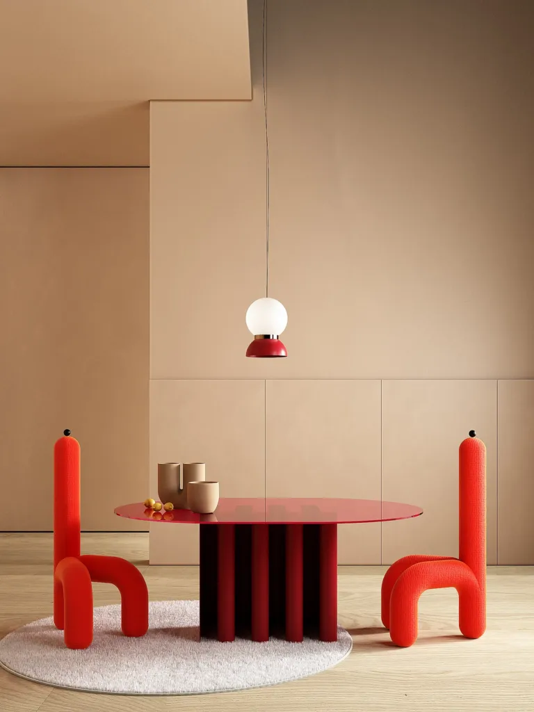 Red, sala da pranzo minimale con tavolo e sedie rosse dalle forme morbide