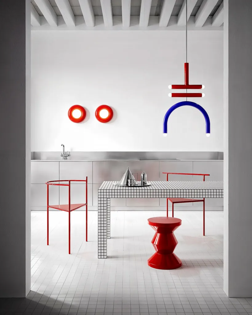 Red Seats, cucina bianca a griglia con sedie e sgabello rossi