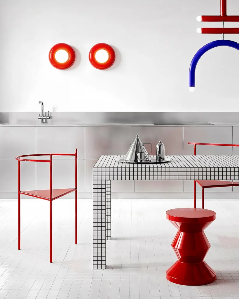 Red Seats, dettaglio del tavolo a griglia con sedia e sgabello rossi