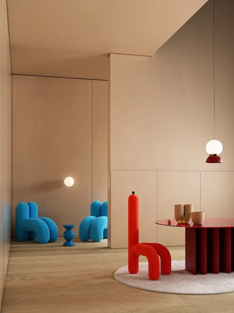 Red, variante con sedute blu e rosse attorno a un tavolo scanalato