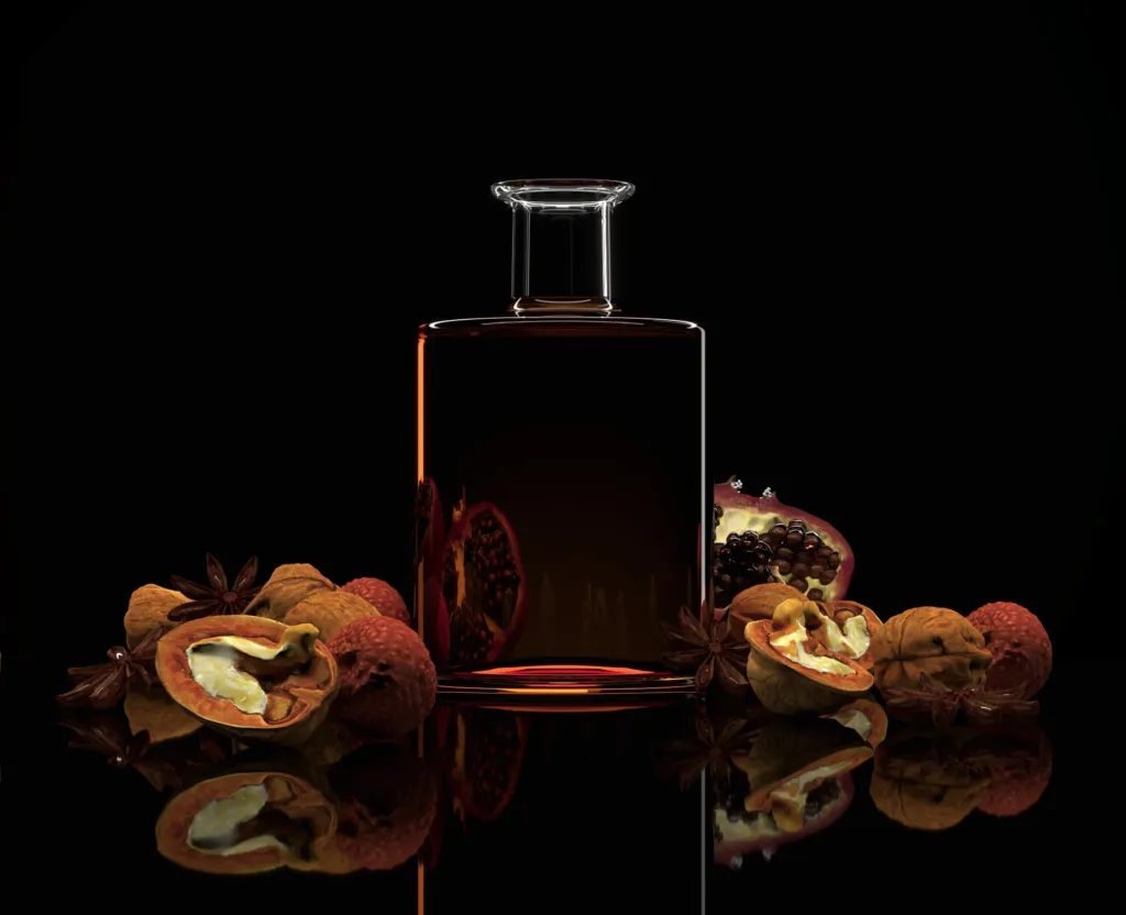 Bottiglia per distillati Cantini Vetro con liquore ambrato tra frutta secca su fondo nero