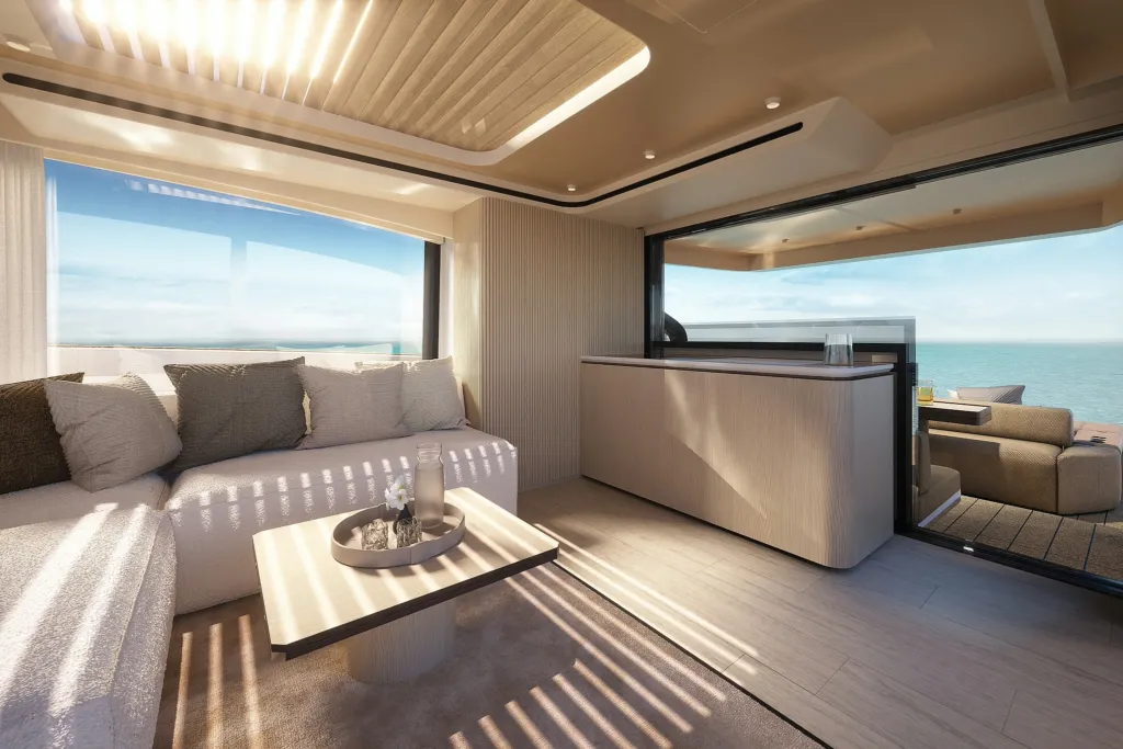 Salone del Seadeck 6 con divano bianco, cucina e finestrature sul mare