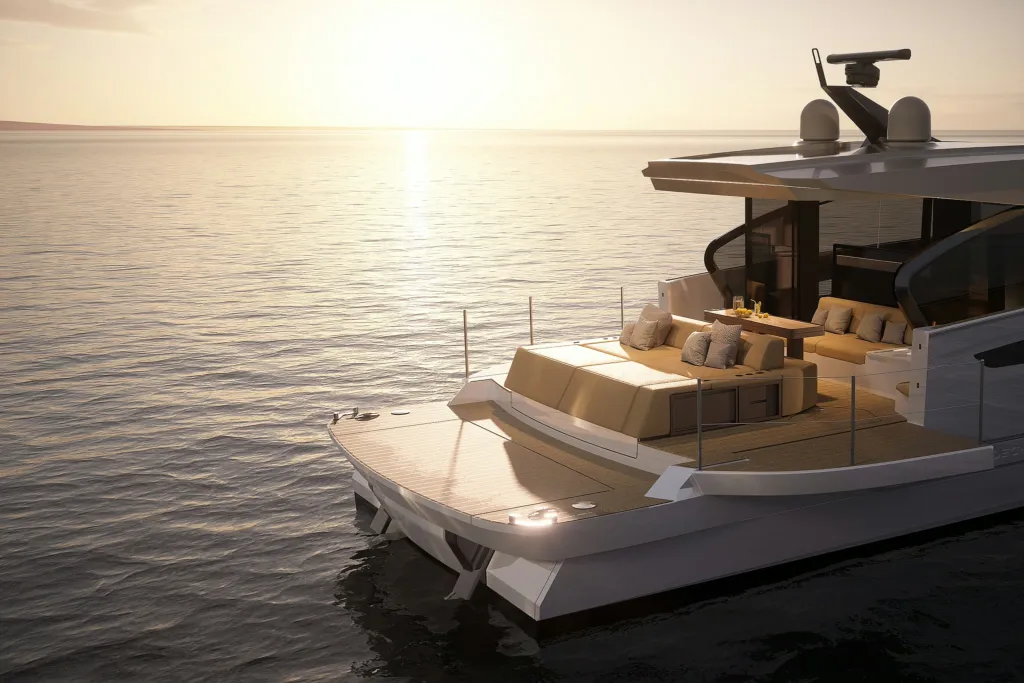 Poppa dell'Azimut Seadeck 6 con pozzetto aperto al tramonto sul mare