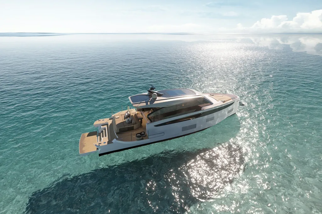 Salone dello yacht Azimut Seadeck con divani bianchi e vista sul mare
