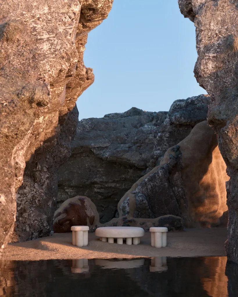 Secret Beach, tavolo e panche in pietra in una caletta tra rocce affacciata sul mare