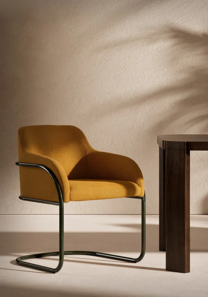 Poltroncina color senape con struttura cantilever in metallo