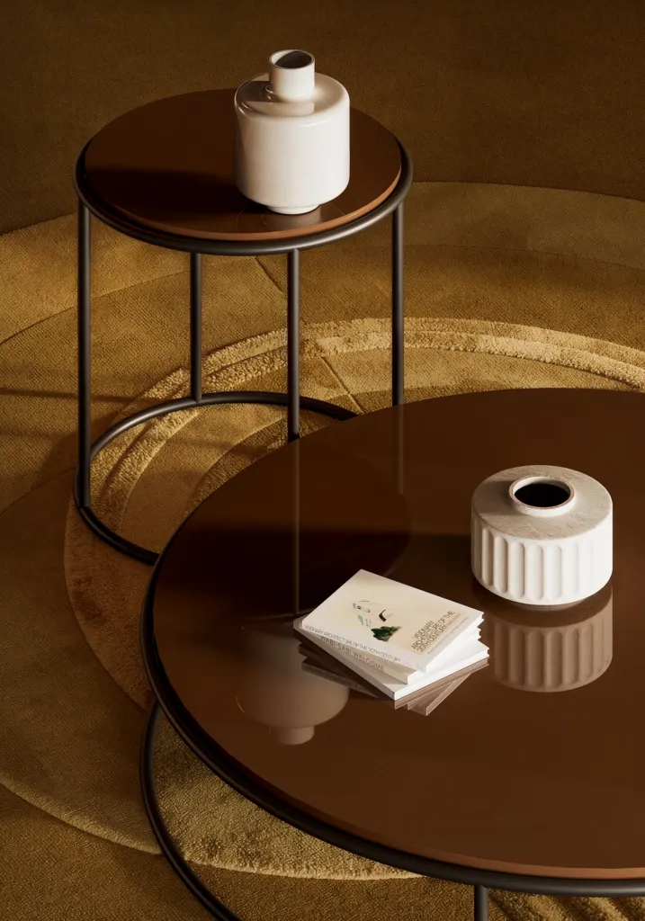 Tavolini rotondi sovrapposti con piano color bronzo e vasi in ceramica bianca
