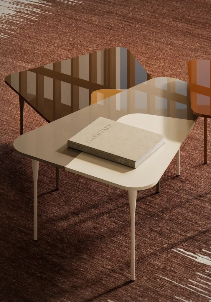 Tavolino con piano in vetro e gambe laccate chiare su tappeto terracotta