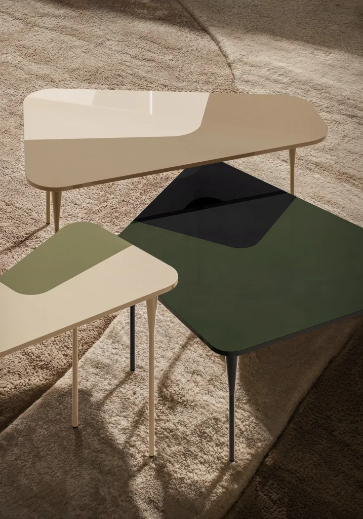 Tavolini dalle forme morbide laccati beige, salvia e verde scuro, vista dall'alto